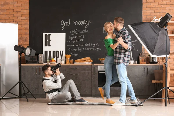 Photographer Working Young Couple Studio — Stock Photo, Image