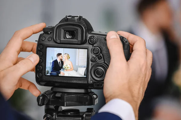 Photographer Working Young Wedding Couple Studio Closeup — Stock Photo, Image