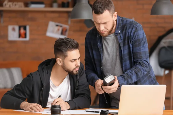 Mentor Teaching Young Photographer Studio — Stock Photo, Image