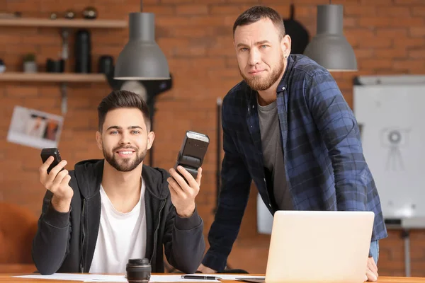 Mentor Enseñando Jóvenes Fotógrafos Estudio — Foto de Stock