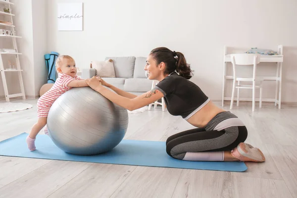 Jovem Mãe Esportiva Seu Bebê Fazendo Exercícios Com Fitball Casa — Fotografia de Stock