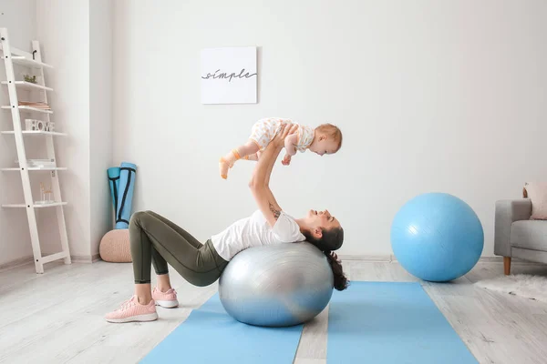 Jovem Mãe Esportiva Seu Bebê Fazendo Exercícios Com Fitball Casa — Fotografia de Stock