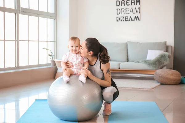 Jovem Mãe Esportiva Seu Bebê Fazendo Exercícios Com Fitball Casa — Fotografia de Stock