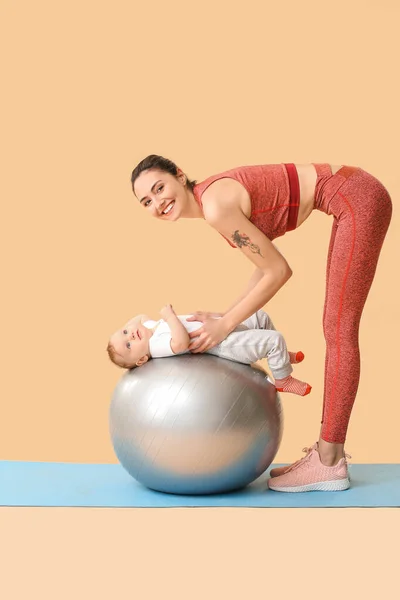 Jovem Mãe Esportiva Seu Bebê Fazendo Exercícios Com Fitball Fundo — Fotografia de Stock