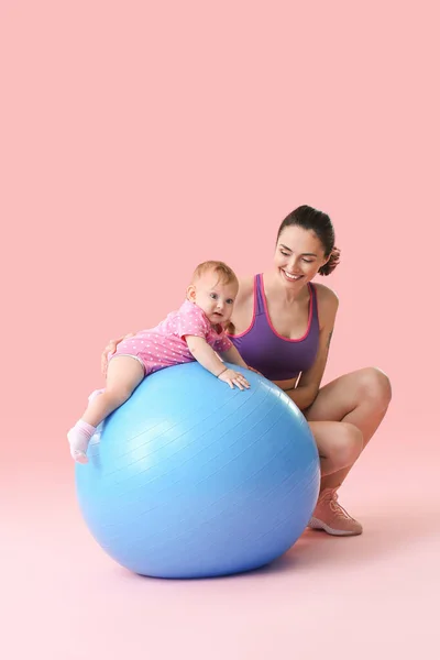 Jovem Mãe Esportiva Seu Bebê Fazendo Exercícios Com Fitball Fundo — Fotografia de Stock