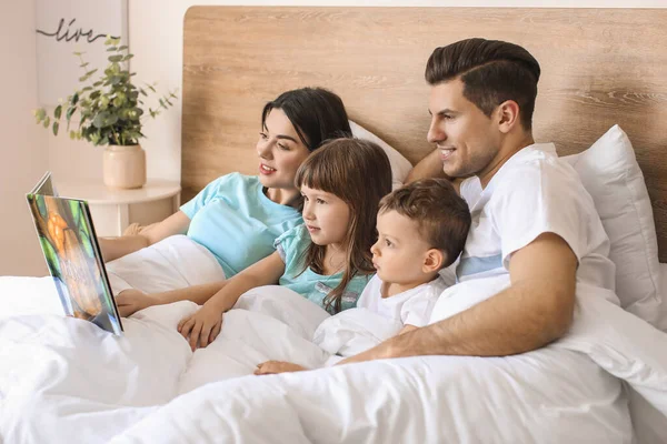 Gelukkig Familie Leesboek Slaapkamer Thuis — Stockfoto