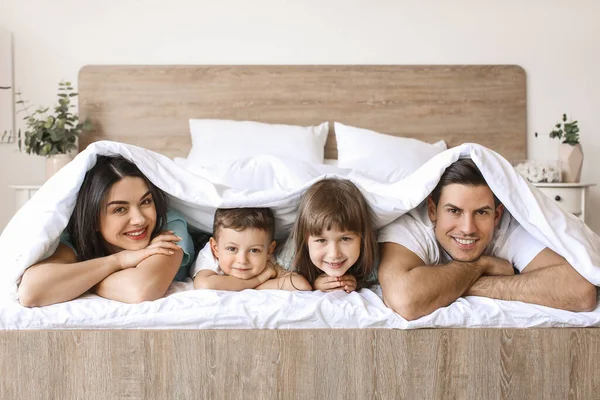 Gelukkig Gezin Slaapkamer Thuis — Stockfoto