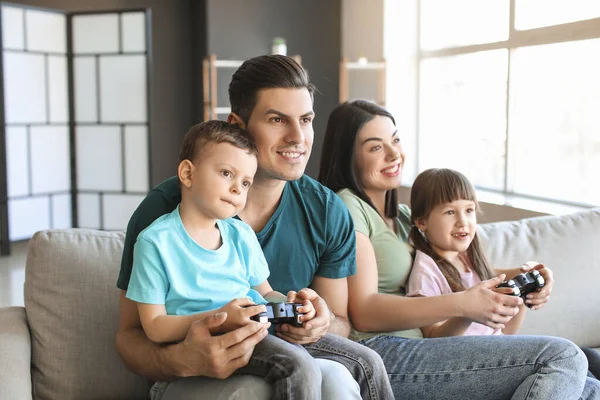 Família Feliz Jogando Jogos Vídeo Casa — Fotografia de Stock