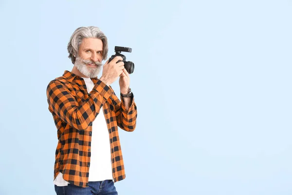 Beau Photographe Senior Sur Fond Couleur — Photo