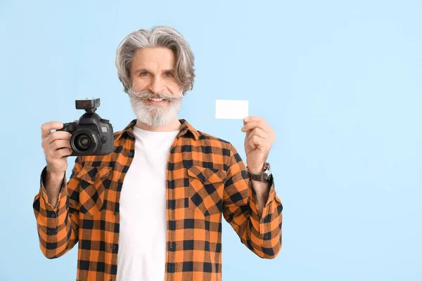 Knappe Senior Fotograaf Met Visitekaartje Kleur Achtergrond — Stockfoto