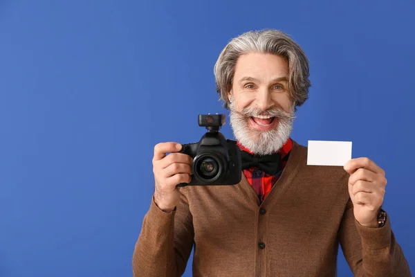 Przystojny Starszy Fotograf Wizytówką Tle Koloru — Zdjęcie stockowe