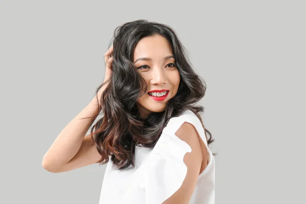 Fiatal Ázsiai Gyönyörű Haj Szürke Háttér — Stock Fotó