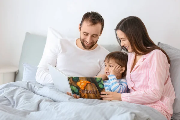 Glad Familj Läser Bok Sovrum Hemma — Stockfoto