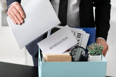 İşçi kovuldu. Ofiste eşyalarını topluyor.