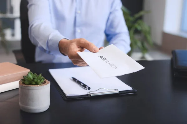 Mann Hält Zettel Mit Text Tisch Büro — Stockfoto