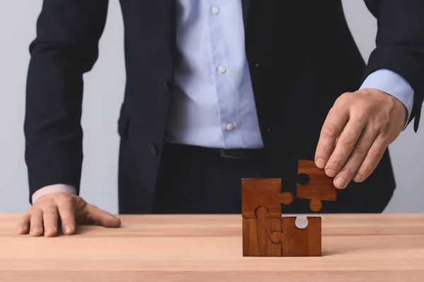 Hombre Quitando Pieza Del Rompecabezas Mesa Concepto Despido — Foto de Stock