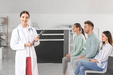 Klinikteki kadın doktor.