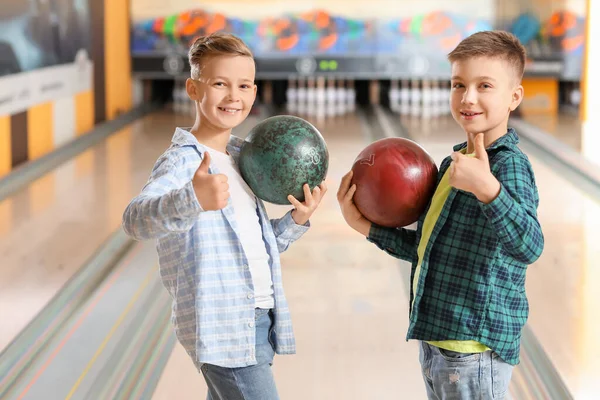 Anak Kecil Bermain Bowling Klub — Stok Foto