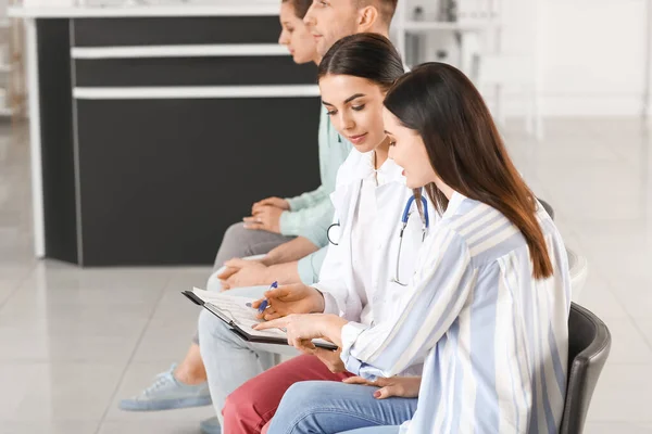 Médica Com Paciente Trabalhando Sala Clínica — Fotografia de Stock