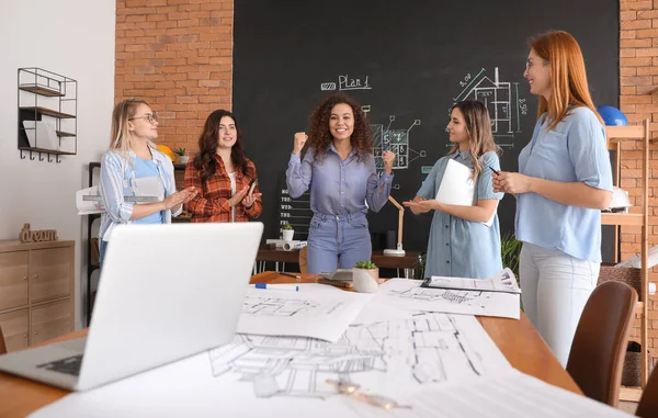 Jovem Arquiteto Feliz Depois Passar Exames Profissionais Escritório — Fotografia de Stock