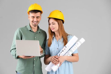 Gri arkaplanda mimarların portresi