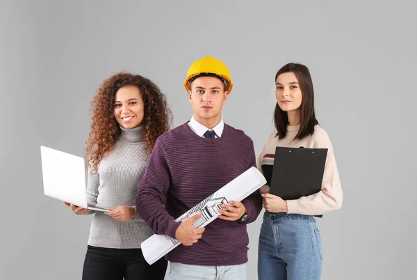 Jóvenes Arquitectos Sobre Fondo Gris — Foto de Stock