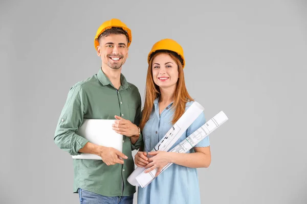 Retrato Arquitetos Sobre Fundo Cinza — Fotografia de Stock