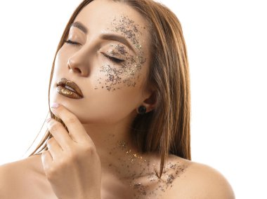 Beyaz arka planda parıltıları olan şık bir genç kadın.