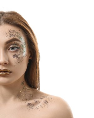 Beyaz arka planda parıltıları olan şık bir genç kadın.