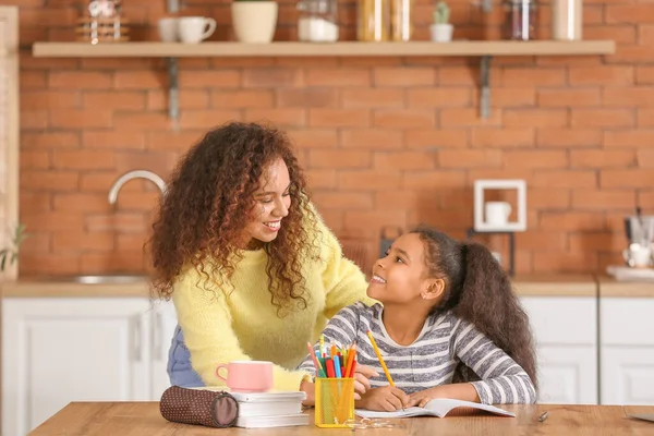 Маленька Афро Американська Дівчина Матір Роблять Домашнє Завдання Кухні — стокове фото