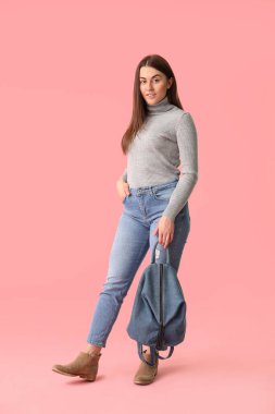 Renkli arka planda güzel genç bir kadın