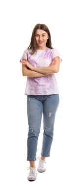 Beyaz arka planda güzel genç bir kadın