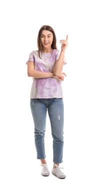 Beyaz arka planda işaret parmağı olan güzel bir genç kadın.