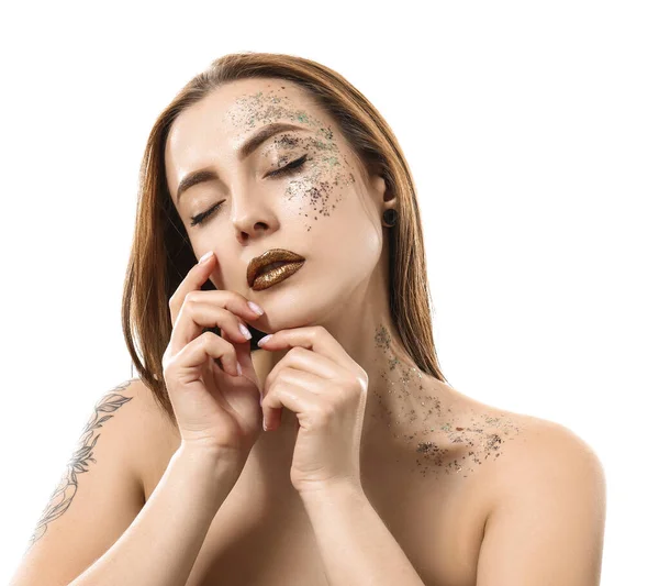 Modieuze Jonge Vrouw Met Glitters Haar Lichaam Tegen Witte Achtergrond — Stockfoto