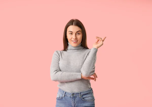 Mooie Jonge Vrouw Tonen Iets Kleur Achtergrond — Stockfoto