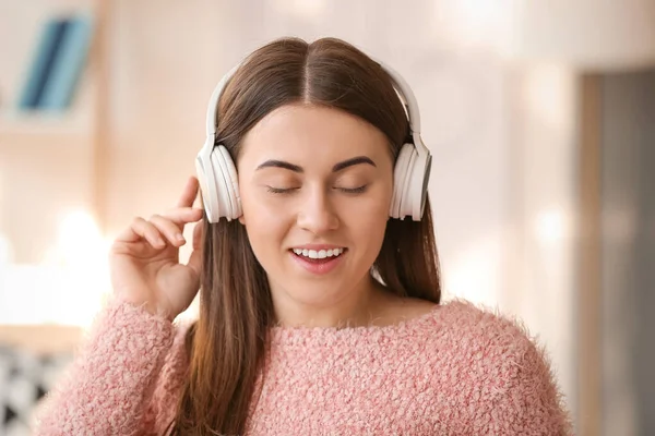 Όμορφη Νεαρή Γυναίκα Που Ακούει Μουσική Στο Σπίτι — Φωτογραφία Αρχείου