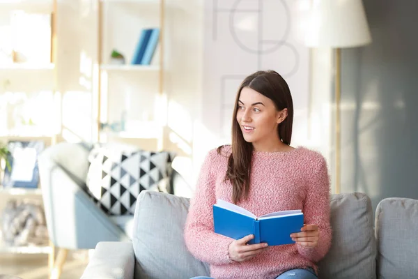 Schöne Junge Frau Liest Buch Hause — Stockfoto