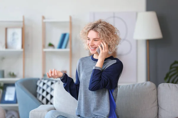 Красивая Молодая Женщина Разговаривает Мобильному Телефону Дома — стоковое фото