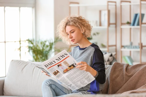 Hermosa Joven Leyendo Periódico Casa — Foto de Stock