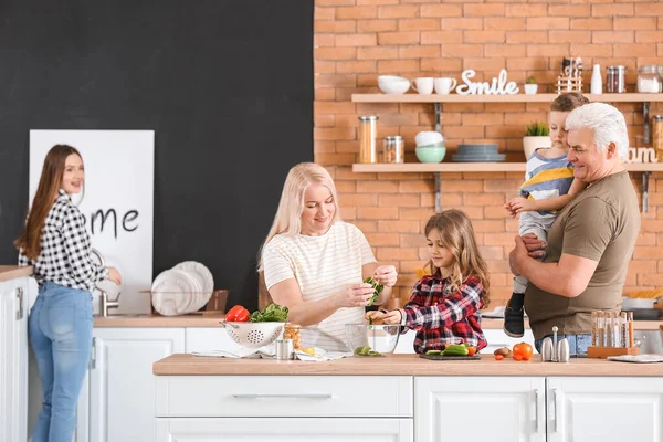 Velká Rodina Vaření Společně Kuchyni — Stock fotografie