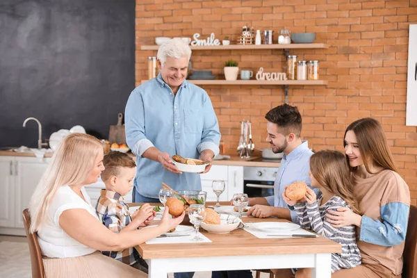 Grande Família Jantando Juntos Cozinha — Fotografia de Stock