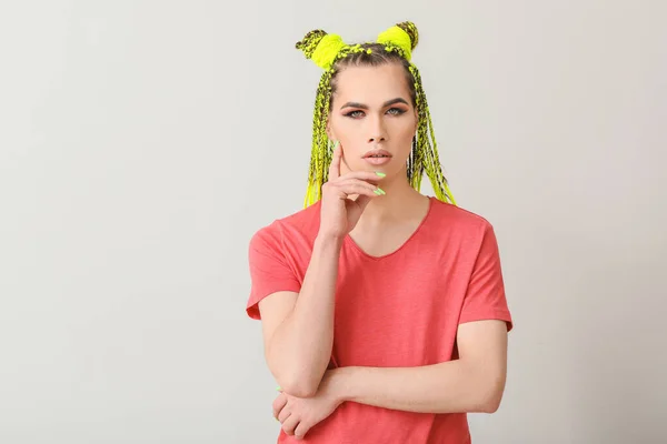 Portret Van Jonge Transgender Vrouw Lichte Achtergrond — Stockfoto