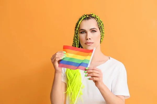 Lgbtの旗を背景にした若いトランスジェンダーの女性の肖像 — ストック写真