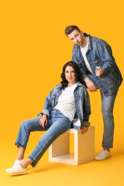 Renkli parfümlü şık genç çift