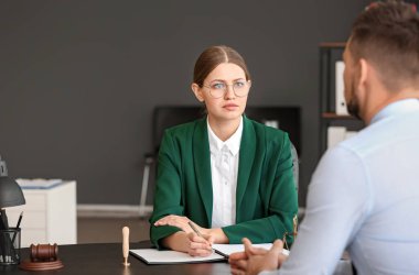 Müşteri ile birlikte çalışan kadın yargıç