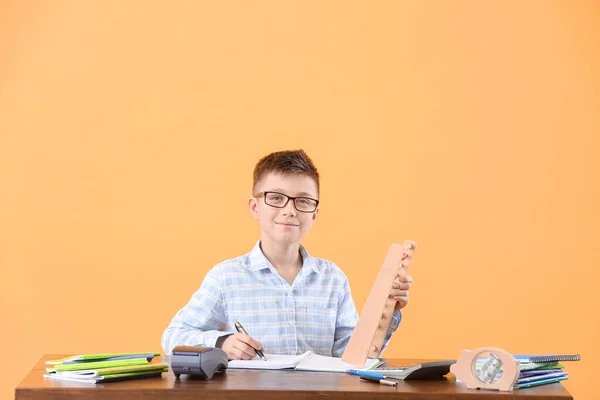 Kleine Accountant Aan Tafel Tegen Kleur Achtergrond — Stockfoto