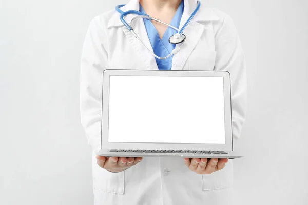 Female Doctor Laptop Light Background — Stock Photo, Image