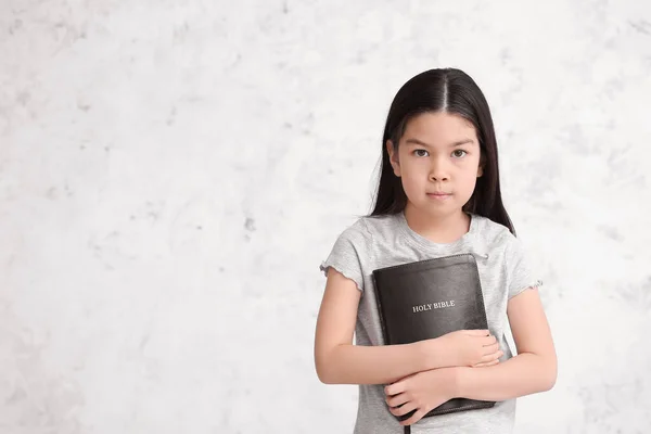 Χαριτωμένο Κοριτσάκι Της Ασίας Βίβλο Στο Φως Φόντο — Φωτογραφία Αρχείου
