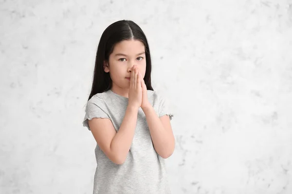 Roztomilé Malé Asijské Dívka Modlí Světlém Pozadí — Stock fotografie
