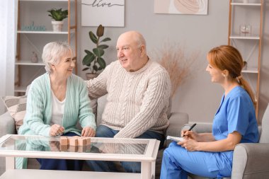 Huzurevinde zihinsel engelli ve bakıcı olan yaşlılar